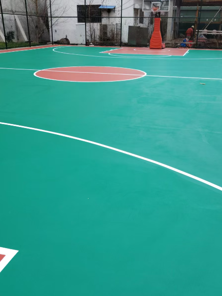 丰满 球场长期使用易出现地面开裂